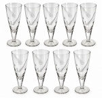 ANOS 50 - Conjunto com 9 taças de cristal translúcido, formato tulipas, decoradas com motivos de folhagens em gravação lapidada. Altura: 19 cm.