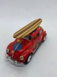 Miniatura 1967 Volkswagen Fusca com prancha de surfe, escala 1:32. Item no estado conforme fotos. Carrinho de Coleção.