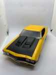 Miniatura Jada 1969 Chevy Chevelle SS, sem retrovisores, capô solto, riscada, escala 1:18. Item no estado conforme fotos. Carrinho de Coleção.