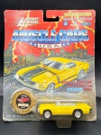 Miniatura Johnny Lightning 1965 GTO escala 1/64, pneus de borracha, lacrado. Carrinho de coleção diecast, miniatura antiga, com marcas do tempo, item no estado conforme fotos.
