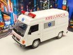Miniatura Mercedes-Benz MB 180 Ambulância, Escala 1/43, Veiculos de Serviço. Pneus de borracha, carrinho de coleção metal diecast, Item no estado conforme fotos, item com marcas do tempo. Cenário não acompanha.