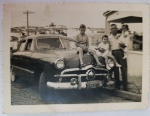 Foto Época P&B (24-2-1959) Carro Ford Antigo com Família  Placa São Paulo - SPExcelente estado para a idade do item. Apresenta o charmoso corte serrilhado ("borda canoa") típico dos anos 1950. Há um leve vinco na quina inferior direita e marcas sutis do tempo que enriquecem sua pátina histórica. O verso traz uma dedicatória manuscrita muito bem preservada.