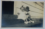 Foto Original Datada (Abril 1948) Duas Irmãs Bebês com Identificação Manuscrita  Borda CanoaRetrato afetivo em preto e branco mostrando duas meninas pequenas sentadas juntas nos degraus de uma residência.