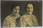 Foto Original com Dedicatória (1934) Retrato de Duas Mulheres  Estúdio Foto RoseróElegante e expressivo retrato que captura duas mulheres (possivelmente mãe e filha, ou avó e tia de quem recebeu). As feições, os cortes de cabelo curtos típicos da época e o vestuário  uma blusa de renda trabalhada à esquerda e um vestido com gola de laço e estampa discreta à direita  ilustram com perfeição a estética e a moda feminina da década de 1930.
