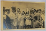 Foto Época (1946) Festa a Bordo do Navio S/S Philippa  Linha Europa-América do Sul (Ferrania) Fantástico e raro registro antropológico e social capturando uma tradicional festividade náutica realizada a bordo (comumente associada ao "Batismo de Linha" ou "Festa do Rei Netuno" ao cruzar a Linha do Equador). Em destaque, vê-se um passageiro fantasiado de rei com coroa e barbas longas segurando um tridente, uma jovem coroada como rainha, oficiais com quepes de marinheiro e um homem de terno claro ao centro parecendo coordenar o evento diante de passageiros e crianças.