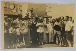 Foto Época (1946) Batismo de Linha com Gongo e Megafone no Navio S/S Philippa  Borda CanoaMais um espetacular e raríssimo registro documental da tradicional "Cerimônia do Rei Netuno" (Batismo do Equador) a bordo da embarcação. Esta tomada aberta revela a organização e os instrumentos sonoros utilizados na festividade no convés: