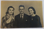 Foto Época (c. 1930/1940) Retrato de Estúdio de Duas Jovens e Cavalheiro  Moda Pré-GuerraO lote é um excelente testemunho visual da estética urbana e alfaiataria fina do período pré e pós-guerra