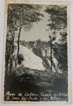 Foto Época (c. 1940/1950) Cascata das Antas, Poços de Caldas - MG  Borda Canoa Belíssimo e imponente registro de paisagem que captura o fluxo de água descendo pelas rochas da famosa queda-d'água, emoldurada por árvores altas em primeiro plano. Legenda Manuscrita no Negativo: Na base da imagem, há uma charmosa inscrição de época integrada à revelação que identifica o local e o slogan da estância hidromineral: "Poços de Caldas, Cascata das Antas - A terra da Saude e da Belleza." (Mantendo a grafia antiga com dois "l" em beleza).