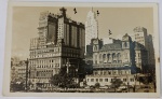 Foto Postal Histórica (c. 1948/1950) Vale do Anhangabaú  Edifício Martinelli e Altino Arantes Espetacular e raríssimo registro panorâmico do coração financeiro e cultural da capital paulista tirado a partir do Vale do Anhangabaú. A imagem exibe os maiores marcos arquitetônicos da São Paulo antiga e carros clássicos circulando na base.