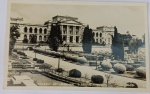 Foto Postal do Museu do Ipiranga (c. 1950) com Dedicatória Manuscrita de Época Registro panorâmico da fachada principal e dos jardins clássicos franceses em topiaria do Museu Paulista (Museu do Ipiranga).