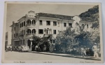 Foto Postal Antigo (c. 1950/1953) Grand Hotel Rádio com Automóvel Fiat Topolino Clássico  Serra Negra - SPMagnífico registro urbanístico e turístico de Serra Negra - SP, assinado pelo Foto Fagundes. A cena destaca a suntuosa arquitetura neocolonial e eclética do icônico Grand Hotel Rádio.