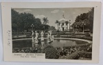 Foto Postal Jardim de Araras Datada (1953) com Longa Carta Cômica sobre Casamento e Cidade Registro urbanístico nítido assinado pelo Foto Rosa, mostrando a Fonte das Quatro Estações e a antiga Câmara/Teatro no Jardim Público de Araras. Riquíssimos Detalhes do Verso (Transcrição e Conteúdo):A carta enviada por "Lenita Ramos" para sua amiga "Ica" (apelido de Isolde Mattos, figura carimbada desta coleção) é um documento sociológico fascinante sobre o cotidiano e o clima de 1953: