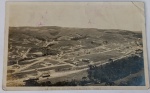 Raro Foto Postal Datado (1930) Vista Geral de Campos do Jordão  Papel Alemão Satrap Antigo Impressionante registro aéreo e panorâmico que documenta a fase inicial de urbanização de Campos do Jordão, na Serra da Mantiqueira, com chalés pioneiros espalhados e ruas de terra desenhadas na encosta. Riquíssimos Detalhes do Verso (Transcrição Íntegra):O verso traz uma elegante caligrafia clássica dos anos 30 com votos de feliz aniversário enviados a partir da estância climática: