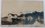 Raríssimo Postal Circulado (1907) Collegio Santa Izabel Petrópolis  Direcionado à E. F. Leopoldina (MG)Registro arquitetônico em tom sépia do complexo do antigo Collegio Santa Izabel em Petrópolis - RJ, com sua torre de relógio e fachada em estilo chalé alpinoCarta enviada pela filha "Alice" para sua mãe, demonstrando a reverência familiar da virada do século: "Amada Mamãe. Com a maior alegria, vos dirijo este cartão afim de saber como ides passando. Hontem recebi uma cartinha vossa e fiquei muito contente por ter bôas noticias dos nossos. Abençoai a filhinha affectuosa, que vos beija e abraça. Alice." (Mantendo termos como 'hontem' e 'affectuosa').