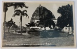 Foto Postal Época (c. 1930/1940) O Pão de Açúcar Visto da Urca com Estação do Bondinho  Série M-249Monumental e clássico registro paisagístico de um dos maiores cartões-postais do Brasil e do mundo. A imagem captura o Morro do Pão de Açúcar sob uma perspectiva imponente e limpa a partir da Urca, no Rio de Janeiro.