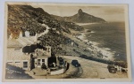 Foto Postal Panorama do Joá Datada (1949) com Mensagem sobre Encomenda da Companhia Real Deslumbrante registro panorâmico da Avenida Niemeyer nos anos 40, destacando a sede de pedra do histórico Restaurant Joá, automobilismo clássico de época contornando a curva e o morro das Duas Cabeças ao fundo. Riquíssimos Detalhes do Verso (Transcrição Íntegra):O texto é uma adorável mensagem paterna que documenta como funcionava o envio de encomendas interestaduais no final dos anos 1940: