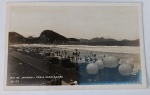 Raro Foto Postal Época (c. 1930) Praia de Copacabana com Carros Antigos e Poste de Globos  Série Nº 172
