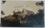 Raríssimo Foto Postal Datado (1930) Convento da Penha (Vila Velha - ES)  Papel Alemão SatrapO verso é um documento antropológico e histórico primoroso, trazendo uma longa carta de viagem assinada por um viajante em trânsito rumo à Bahia, relatando com extremo humor as dificuldades da hotelaria, da navegação e da alimentação da época: