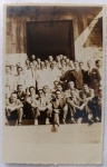 Foto Histórica (1946) Turma de Técnica Operatória da Faculdade de Ciências Médicas  Solene e expressivo retrato oficial capturando um grande grupo masculino composto por cerca de 30 acadêmicos e professores posando nas escadarias da entrada monumental de uma instituição.