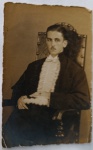 Raro Retrato de Formatura Antigo (c. 1910/1920) Cavalheiro com Beca e Jabot de Renda  Estúdio EnnioSolene, suntuoso e expressivo retrato de estúdio centenário capturando um jovem cavalheiro de bigode aparado posando elegantemente assentado.