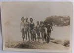 Foto Época (c. 1950/1960) Grande Grupo Familiar na Praia da Urca com Pão de Açúcar ao Fundo