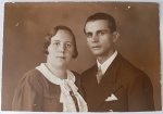 Foto Época (c. 1930) Retrato de Estúdio de Casal Elegante  Moda e Estética Pré-Guerra Solene, requintado e expressivo retrato de estúdio focado no busto (plano médio) de um jovem casal, posando com a postura altiva e formal característica do período pré-guerra.