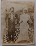 Rara Foto Humorística de Época (c. 1940) Homem com Rosto em Painel de Noiva  Fotografia de Parque / Divertimento