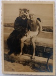 Rara Foto Época (c. 1940/1950) Rapaz com Homem Fantasiado de Urso na Orla / Praia