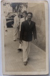 Foto Época (c. 1940/1950) Cavalheiros em Calçada Urbana com Carro Antigo  Assinado Mauricio