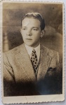 Foto Postal Antigo (c. 1935) Jovem com Terno de Tweed  Carimbo Raro Foto Brasil, Alfredo Dall'Olmo (Cruz Alta - RS)