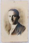 Foto Postal Antigo (c. 1930) Retrato Oval de Jovem com Bigode Fino  Papel Alemão Agfa Tropon Solene e muito nítido retrato de estúdio focado no busto (plano médio) de um jovem cavalheiro posando em três quartos com o olhar fixo em direção à câmera.
