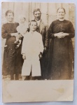 Raríssimo Foto Postal Centenário (c. 1910/1920) Retrato de Família de Imigrantes Europeus no CampoExtraordinário, solene e pungente registro documental que captura cinco integrantes de uma família (provavelmente colonos ou imigrantes europeus da colônia alemã, italiana ou eslava) posando em pé na área externa de uma propriedade.