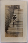 Rara Foto Época (c. 1940) Criança com Fantasia de Abacaxi ou Botão de Flor em Escadaria