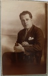 Retrato Fotográfico Histórico de Jorge de Oliveira Jobim (1918)  Pai de Tom JobimRaríssimo e magnífico retrato fotográfico original de época do escritor, diplomata e jornalista brasileiro Jorge de Oliveira Jobim (18891935). Nascido no Rio Grande do Sul e formado em Direito, Jorge Jobim foi uma figura central na intelectualidade carioca do início do século XX e é historicamente consagrado por ser o pai do maestro Antônio Carlos Jobim (Tom Jobim).A imagem apresenta um impecável retrato de estúdio em meio-corpo, em tom sépia característico da época. O biografado posa com traje formal completo (paletó escuro, gravata estampada e lenço de bolso).Comprovação de Autenticidade e Proveniência:A identidade e a imagem deste lote são totalmente homologadas e rastreáveis. Este exato retrato faz parte da iconografia oficial da família Jobim e encontra-se catalogado no acervo digital do Instituto Antônio Carlos Jobim, registrado sob a data exata de 22 de outubro de 1918, período em que Jorge Jobim servia à diplomacia brasileira.Suporte/Papel: Impressão em papel fotográfico vintage original de alta qualidade da prestigiada marca nacional Wessel (marca d'água visível no verso), confirmando sua tiragem histórica nos anos 1920 brasilianafotografica.bn.gov.br.