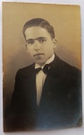 Cartão-Postal Fotográfico Antigo (1940)  Dedicatória de Maceió em Papel Histórico WesselMagnífico e raro cartão-postal fotográfico original de época trazendo um belíssimo retrato de estúdio masculino em busto. O jovem cavalheiro posa com trajes de gala característicos das primeiras décadas do século XX, incluindo paletó escuro, camisa de colarinho alto estruturado (wing collar) e gravata borboleta escura.
