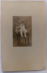 Retrato Fotográfico Antigo  Criança com Boneca de Época (c. 1910-1920)