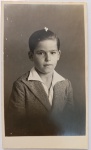 Fotografia Antiga / Cartão-Postal Fotográfico (Real Photo Postcard - RPPC)Retrato de Infância / Identificado. Retrato de estúdio do menino Wessel, vestindo paletó de lã/tweed e camisa de colarinho aberto. Cabelo cuidadosamente penteado comgoma (estilo clássico dos anos 30).