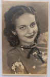  Fotografia Antiga / Retrato de Estúdio Identificado (Glamour Portrait). Retrato Feminino / Moda e Beleza de Época. Retrato de estúdio da jovem Assunção, apresentando penteado clássico de ondas marcadas, estética glamour dos anos 30/40, maquiagem marcada e traje de época com detalhe em fita e fivela.