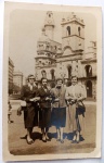  Retrato Feminino / Turismo Internacional / Moda dos Anos 40 e 50 / Identificação Familiar. Retrato formal em ambiente externo de quatro senhoras elegantes posando em pé na praça central de Buenos Aires, exibindo terninhos civis de alta alfaiataria e bolsas de mão de época. Características Físicas: Fotografia original em preto e branco com tom sépia médio de excelente definição de foco arquitetônico e fisionômico. Formato de corte reto tradicional. Vertical.