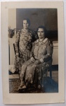   Fotografia Antiga / Cartão-Postal Fotográfico de Estúdio (Real Photo Postcard - RPPC). Data Exata: 1931 (Início da década de 1930). Procedência Histórica: Maceió - Alagoas (Eixo Nordeste). Tema: Retrato Feminino / Redes de Correspondência / Moda dos Anos 30 / Aniversário / Identificado. Retrato de estúdio em plano inteiro das amigas Nêta e Christina, exibindo vestidos de alta costura, joias e calçados da elite alagoana de 1931. Inscrições no Verso: Rica e completa dedicatória manuscrita à tinta verde, contendo a datação exata de 1931, a assinatura de Nêta e Christina, a menção ao aniversário de Dona Maria Augusta M. Viegas (8 de setembro) e a destinação postal clássica. Caligrafia impecavelmente preservada.