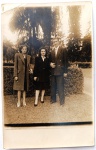  Tipo de Lote: Fotografia Antiga / Cartão-Postal Fotográfico Vernacular (Real Photo Postcard - RPPC). Data Exata: 01/12/1946 (Meados da década de 1940 / Pós-Guerra). Tema: Retrato de Família / Irmãos / Vida ao Ar Livre / Moda dos Anos 40 / Identificado. Retrato em plano inteiro de três irmãos (filhos identificados) posando em um parque ou jardim botânico arborizado, exibindo sobretudos, terninhos femininos e trajes masculinos de alta alfaiataria da época. Inscrições no Verso: Inscrição manuscrita à tinta preta com caligrafia clássica indicando o parentesco ("Lembrança de seus filhos") e a datação precisa de 1946. Verso com leve pátina do tempo.
