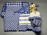 CAMA - MESA - BANHO - Lote de acessórios de cozinha em tecido xadrez azul e branco e detalhes com bordado em ponto cruz e aplicação de renda anglaise. O conjunto é composto por panos de prato, capas e protetores utilitários para utensílios e uma boneca decorativa em formato de vaquinha revestida com o mesmo tecido coordenado. Em bom estado geral de conservação. Marcas do tempo e de uso.