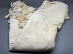CAMA - MESA - BANHO - Rede de descanso de solteiro em tecido encorpado de algodão na cor off-white, com vistosas varandas laterais trabalhadas em macramê e crochê com franjas e cordéis de amarração. A peça apresenta marcas do tempo, de uso e manchas amareladas decorrentes do armazenamento.