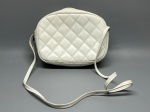 ACESSÓRIOS - Bolsa tiracolo vintage da marca Fausto, confeccionada em couro legítimo na cor branca com acabamento matelassê em padrão losangular. Possui alça longa de ombro ajustável, fechamento por zíper e gravação exterior com o monograma da marca. O interior conta com forro em tecido personalizado com o logo da marca e etiqueta original informando o CNPJ/C.G.C. e a indicação de couro legítimo. A peça apresenta leves desgastes naturais do tempo e pequenas marcas de uso na tonalidade do couro branco. Med. 15x20x6 cm.
