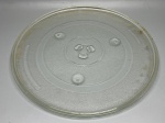 DIVERSOS - Prato giratório redondo para micro-ondas, em vidro transparente texturizado. Possui encaixe central com três travas (três pontos de fixação) e relevos de apoio na superfície. Diâmetro aproximado: 32 cm. Apresenta leves marcas de uso.