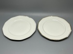 PORCELANA LIMOGES - Dupla de pratos vintage octogonais em porcelana branca de Limoges, com elegantes frisos dourados nas bordas e abas. Marcados no verso com o timbre verde de Limoges França e o carimbo em vermelho da loja parisiense "LE SERVICE DE TABLE", localizada na 66, Rue de Paradis, Paris. Peças clássicas e refinadas, apresentando desgastes naturais do tempo no dourado. Dia. 24 cm.