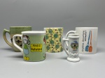 PORCELANA/CERÂMICA - Lote diversificado de cinco peças para uso ou colecionismo, vendido no estado e sem garantia, composto por uma caneca de cerâmica rústica em tons de bege e verde com relevo geométrico e avarias na borda; uma caneca de cerâmica branca com estampa infantil e a frase "Ame a Natureza!"; uma caneca de cerâmica com estampa floral personalizada ("Helena Dinda do Bernardo"); uma mini caneca de porcelana decorativa com o brasão do Bar do Alemão (Curitiba) e imagem do Teatro Paiol; e uma caneca corporativa de cerâmica branca com publicidade da marca TePe.