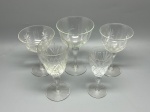 DEMI CRISTAL - Lote composto por cinco taças em demi-cristal com delicadas lapidações geométricas e florais (motivos de estrelas e losangos). O conjunto apresenta peças com diferentes tamanhos, variando entre a maior com 15 cm e a menor com 13 cm de altura. Elegantes e refinadas, são ideais para servir diferentes tipos de bebidas ou para colecionismo. Vendidas no estado, sem garantia.