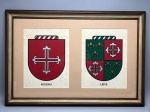QUADRO COM BRASÕES HERÁLDICOS (PEREIRA E LEITE) - Quadro decorativo emoldurado com dupla representação de brasões de famílias tradicionais. O lado esquerdo exibe o brasão da família Pereira (cruz florida em campo vermelho), enquanto o lado direito apresenta o brasão da família Leite (composto por flores-de-lis e cruzes). O verso da moldura conta com etiquetas informativas detalhando a linhagem histórica de Dom Álvaro Anes Leite e a ancestralidade dos Pereira. Peça ideal para decoração clássica, estudos genealógicos ou colecionismo.