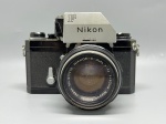 COLECIONISMO - CÂMERA FOTOGRÁFICA NIKON F PHOTOMIC FTN  Clássica câmera SLR 35mm, ícone da fotografia analógica. Equipada com objetiva Nikkor-S Auto 50mm f/1.4. Estrutura em metal resistente, sistema mecânico de precisão. Apresenta marcas de uso condizentes com a idade. Recomenda-se revisão técnica para uso profissional. Item de colecionador.